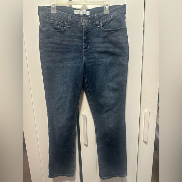 Levi's Signature Gold Totally Shaping Straight Jeans Size 32 Inseam 27” - Picture 1 of 8